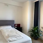 24-7 Stadthotel מלון
