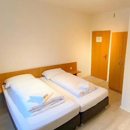 24-7 Stadthotel מלון 2*