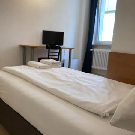 24-7 Stadthotel מלון