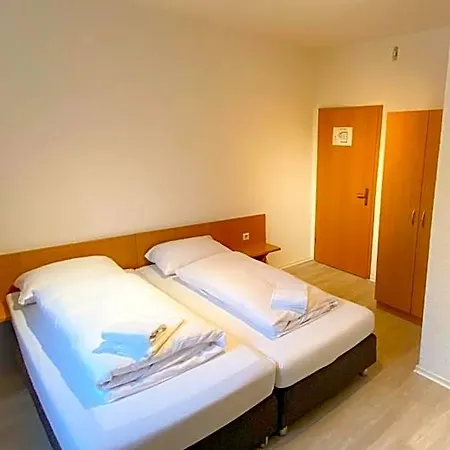 24-7 Stadthotel מלון 2*