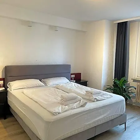 מלון 24-7 Stadthotel 2*